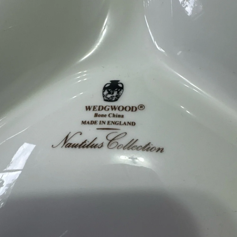 Wedgwood Nautilus Lustre three-part handled‎ serving dish